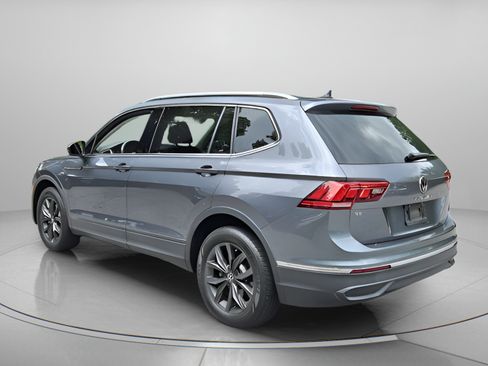 Used 2023 Volkswagen Tiguan SE w/ Panoramic Sunroof Package FWD image 3
