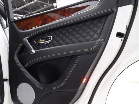 Used 2018 Bentley Bentayga AWD/4WD image 16