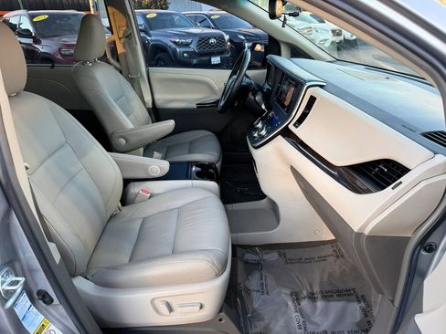 Used 2017 Toyota Sienna XLE Premium image 22