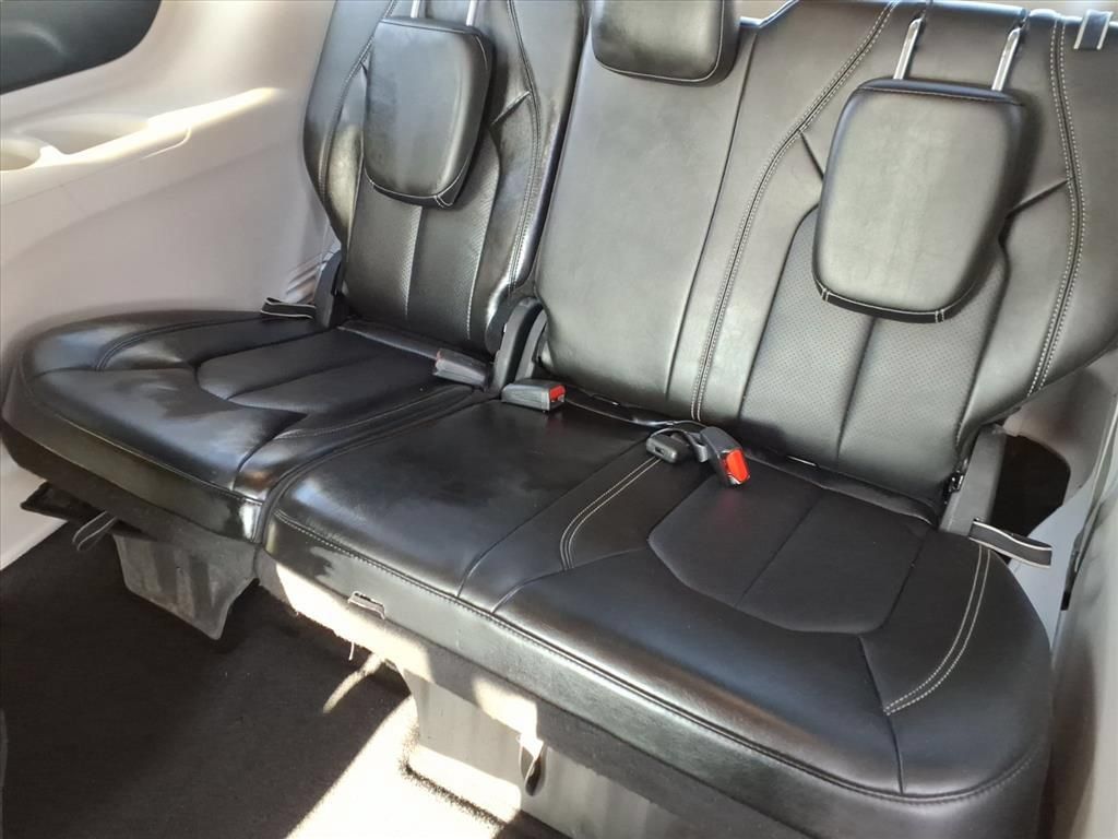 Used 2024 Chrysler Pacifica Touring-L FWD image 15