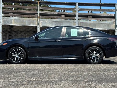 Used 2022 Toyota Camry SE FWD image 9