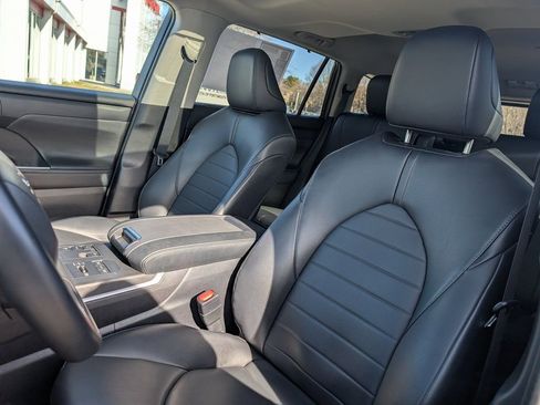 Used 2023 Toyota Highlander XLE image 19