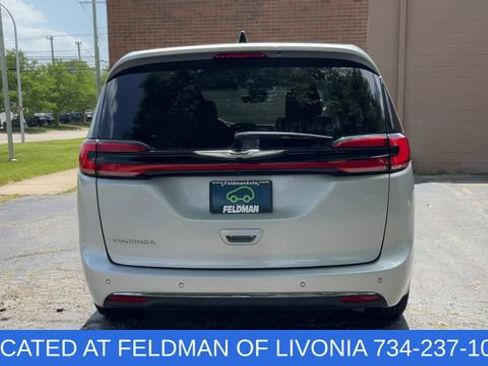 Used 2024 Chrysler Pacifica Touring-L FWD image 7