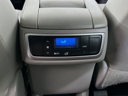 Used 2018 Toyota Highlander LE image 25