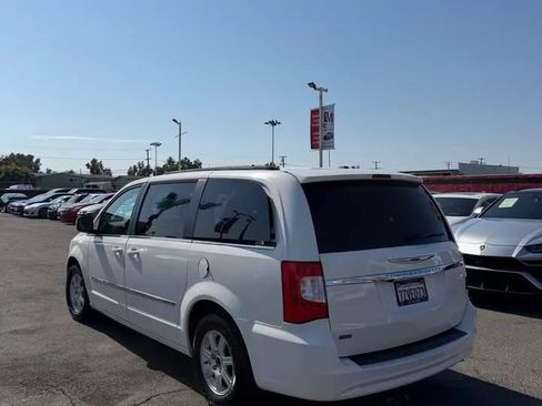 Used 2012 Chrysler Town & Country Touring w/ Entertainment Group #1 FWD image 4