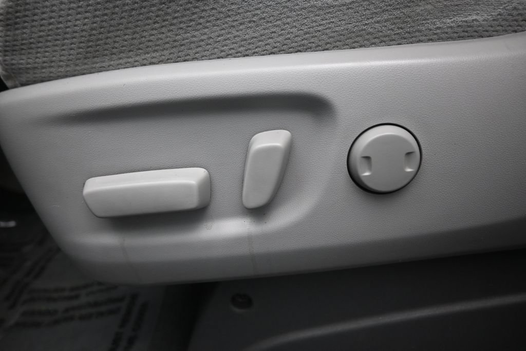 Used 2019 Toyota Sienna LE w/ Carpet Mat Package FWD image 10