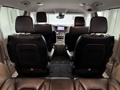 Used 2023 Chrysler Pacifica Touring-L FWD image 35