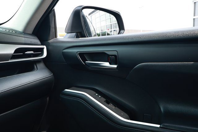 Used 2020 Toyota Highlander XLE AWD/4WD image 29