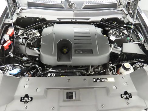 Used 2024 Land Rover Defender 110 X-Dynamic SE image 28