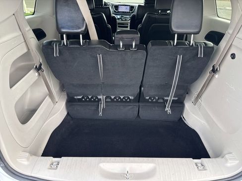 Used 2024 Chrysler Pacifica Touring-L image 7