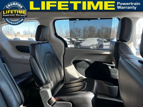 Used 2024 Chrysler Pacifica Touring-L image 38