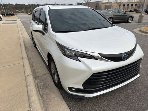 Used 2025 Toyota Sienna XLE image 19