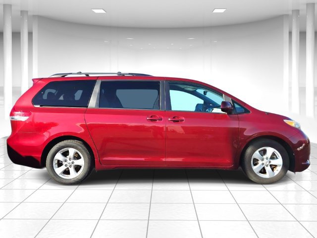 Used 2011 Toyota Sienna LE w/ Towing Pkg FWD image 2