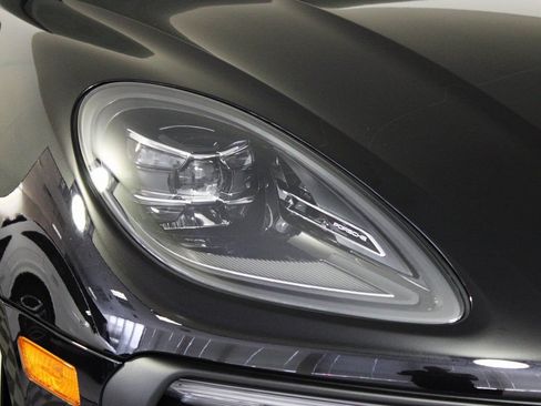 Certified 2025 Porsche Macan AWD/4WD image 11
