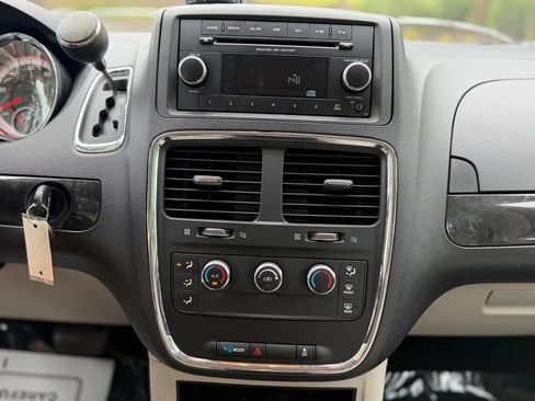 Used 2015 Dodge Grand Caravan American Value Package FWD image 20