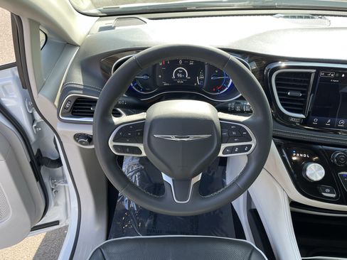 Used 2023 Chrysler Pacifica Limited FWD image 13