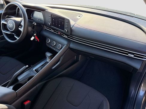 Certified 2025 Hyundai Elantra SE image 27