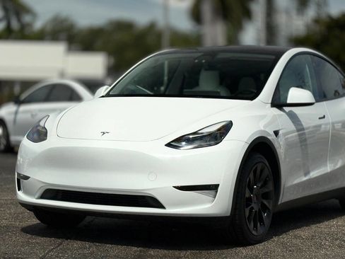 Used 2023 Tesla Model Y Long Range AWD/4WD image 2