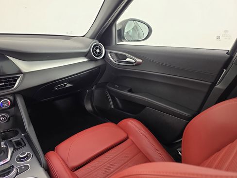 Used 2025 Alfa Romeo Giulia w/ Veloce Package Rwd image 36