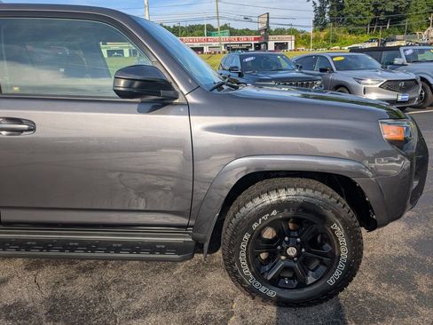 Used 2018 Toyota 4Runner SR5 AWD/4WD image 10
