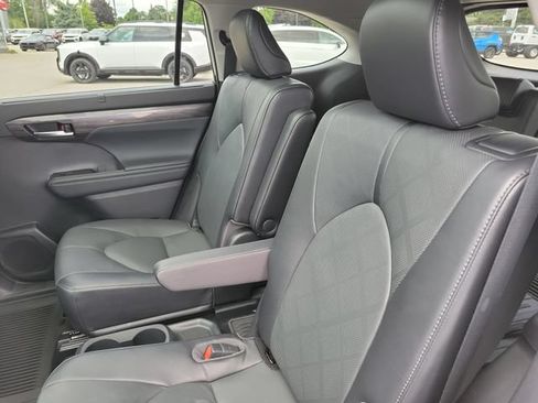 Used 2022 Toyota Highlander Platinum AWD/4WD image 26