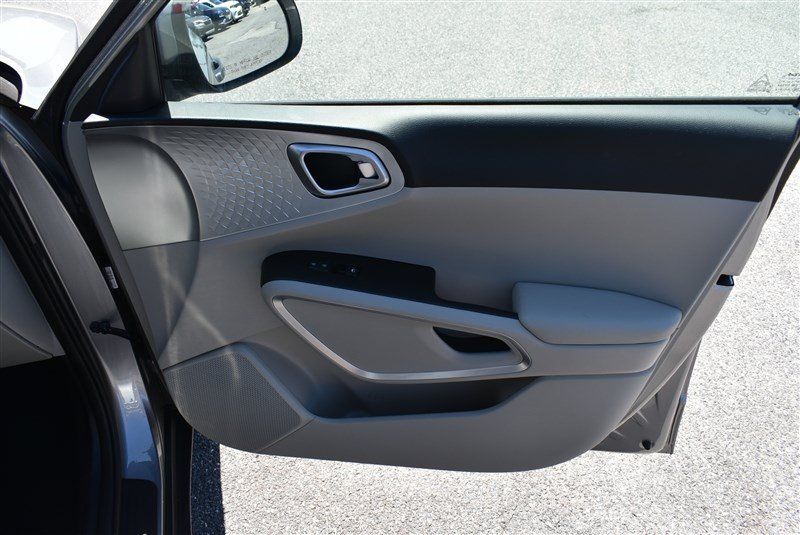 Used 2025 Kia Soul LX w/ LX Technology Package FWD image 26