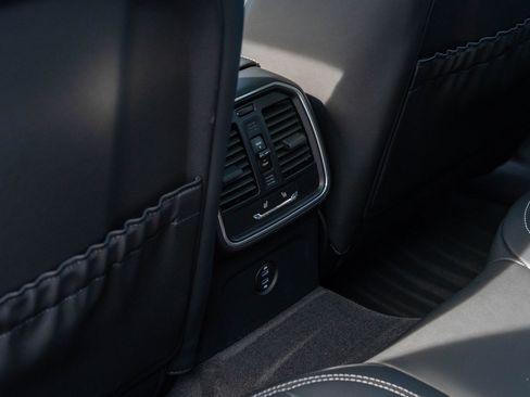 Certified 2025 Porsche Macan image 34