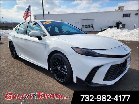 Used 2025 Toyota Camry SE image 1
