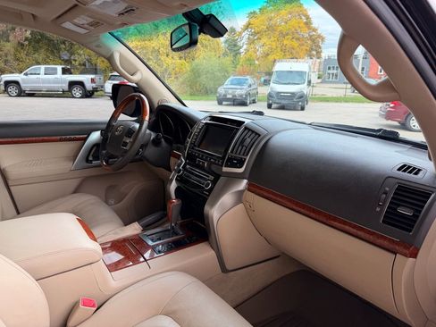Used 2015 Toyota Land Cruiser image 18