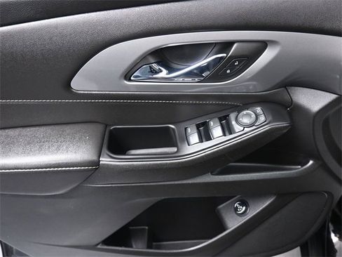 Used 2023 Chevrolet Traverse LT image 13