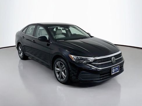 Certified 2023 Volkswagen Jetta SE w/ Panoramic Sunroof Package FWD image 7
