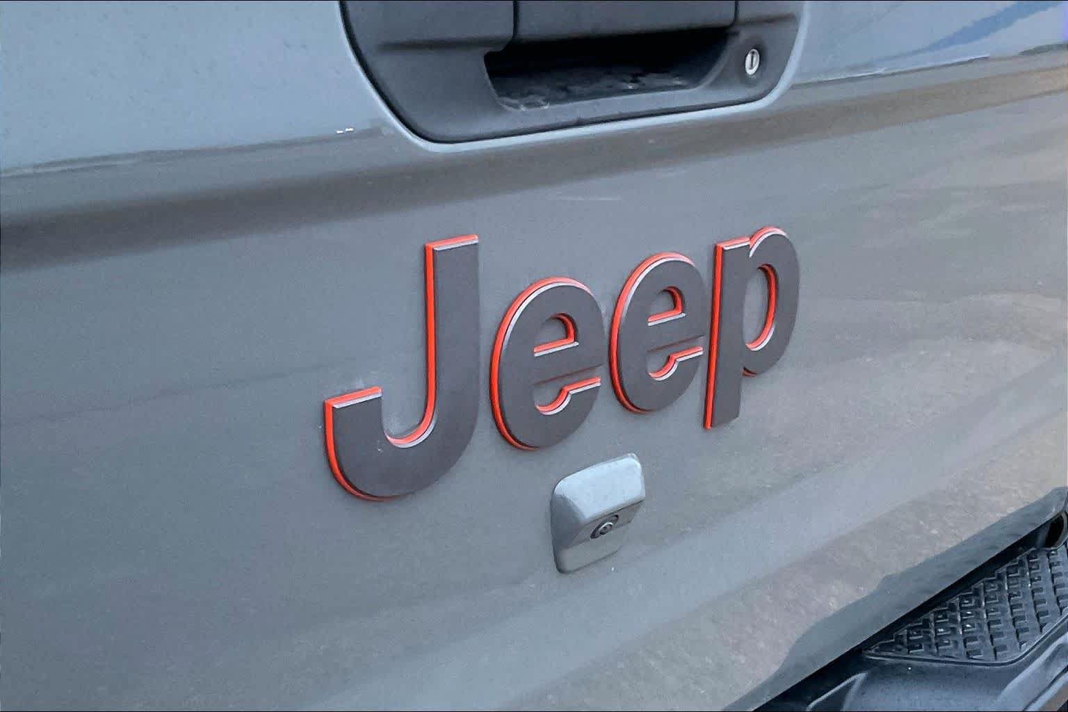 Used 2022 Jeep Gladiator Mojave w/ Cold Weather Group AWD/4WD image 30