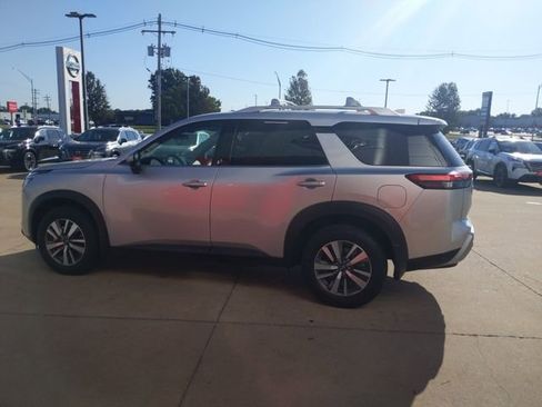 Used 2025 Nissan Pathfinder SL AWD/4WD image 11