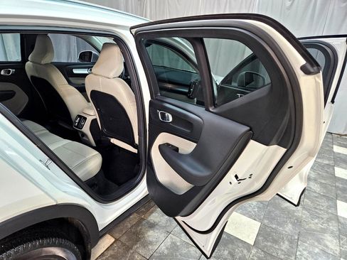 Used 2022 Volvo XC40 T5 Momentum image 12