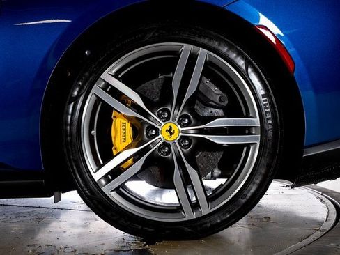 Used 2019 Ferrari Portofino image 18