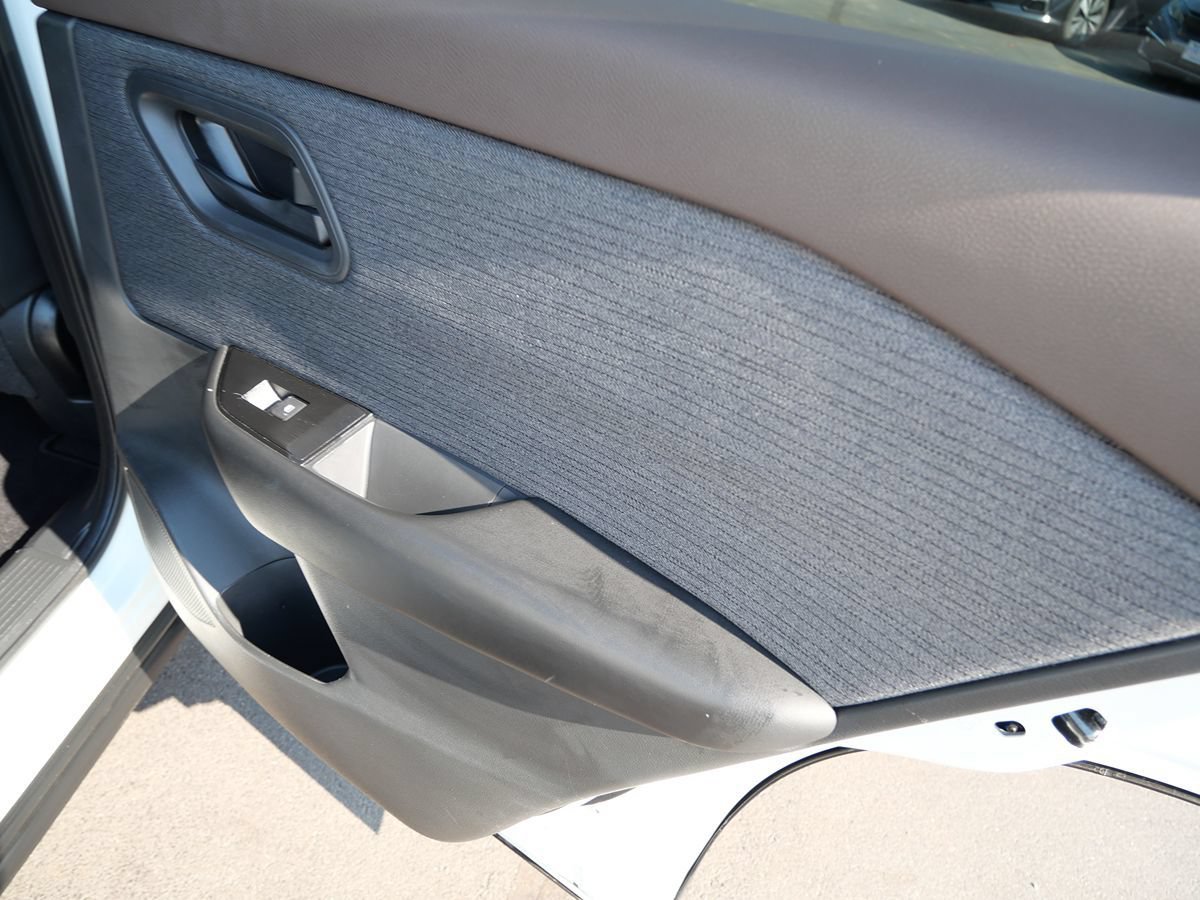 Used 2023 Nissan Rogue S AWD/4WD image 25