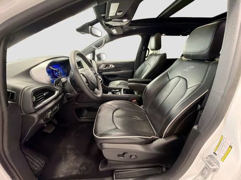 Used 2025 Chrysler Pacifica Limited FWD image 19