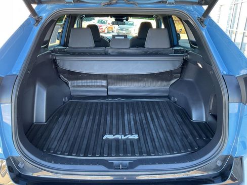 Used 2022 Toyota RAV4 SE w/ Convenience Package image 28