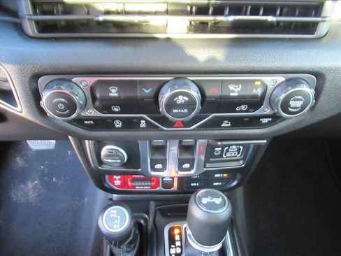 Certified 2025 Jeep Wrangler Willys image 22