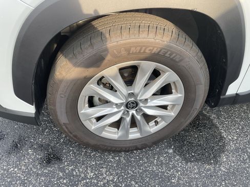 Used 2025 Toyota Corolla Cross LE image 19