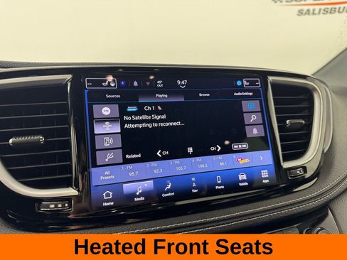 Used 2025 Chrysler Pacifica Limited image 13