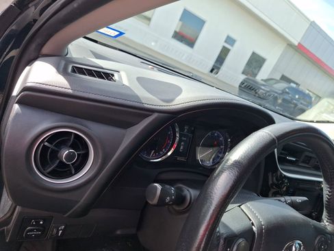 Used 2017 Toyota Corolla SE image 18