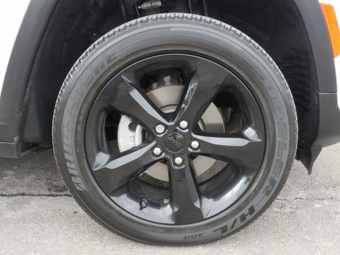 Used 2023 Jeep Grand Cherokee Altitude image 13