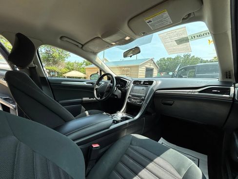 Used 2017 Ford Fusion SE w/ Fusion SE Technology Package FWD image 17