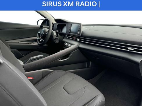Used 2025 Hyundai Elantra SE image 17