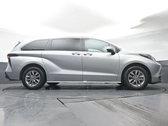 Used 2025 Toyota Sienna XLE FWD image 39
