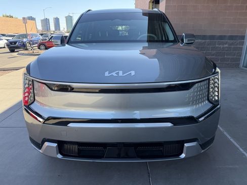 Used 2024 Kia EV9 Land image 10