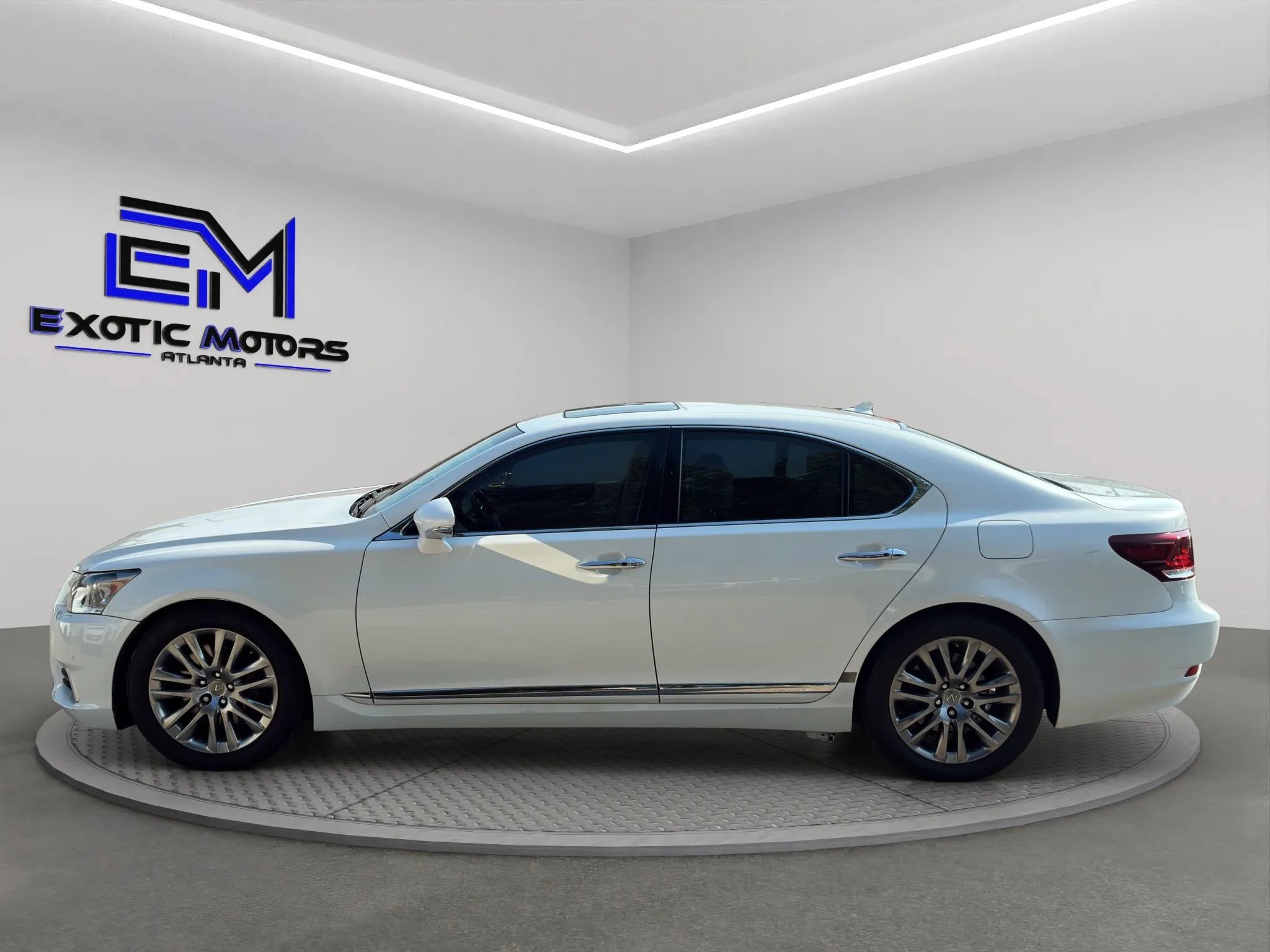 Used 2013 Lexus LS 460 AWD w/ Comfort Pkg image 2