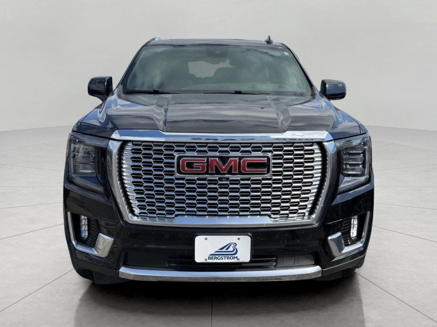 Used 2024 GMC Yukon XL Denali w/ Denali Reserve Package AWD/4WD image 3