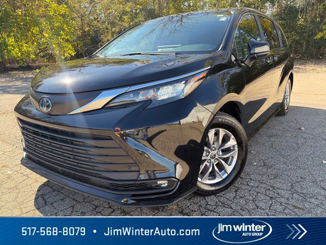 Used 2025 Toyota Sienna XLE FWD image 2